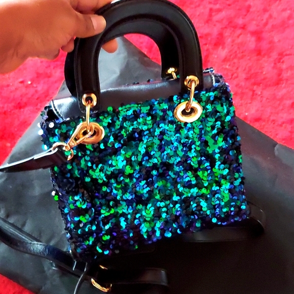 BNWOT Sequin Fashion Clutch looks blue and green when the sequins are in the sun - Picture 7 of 14